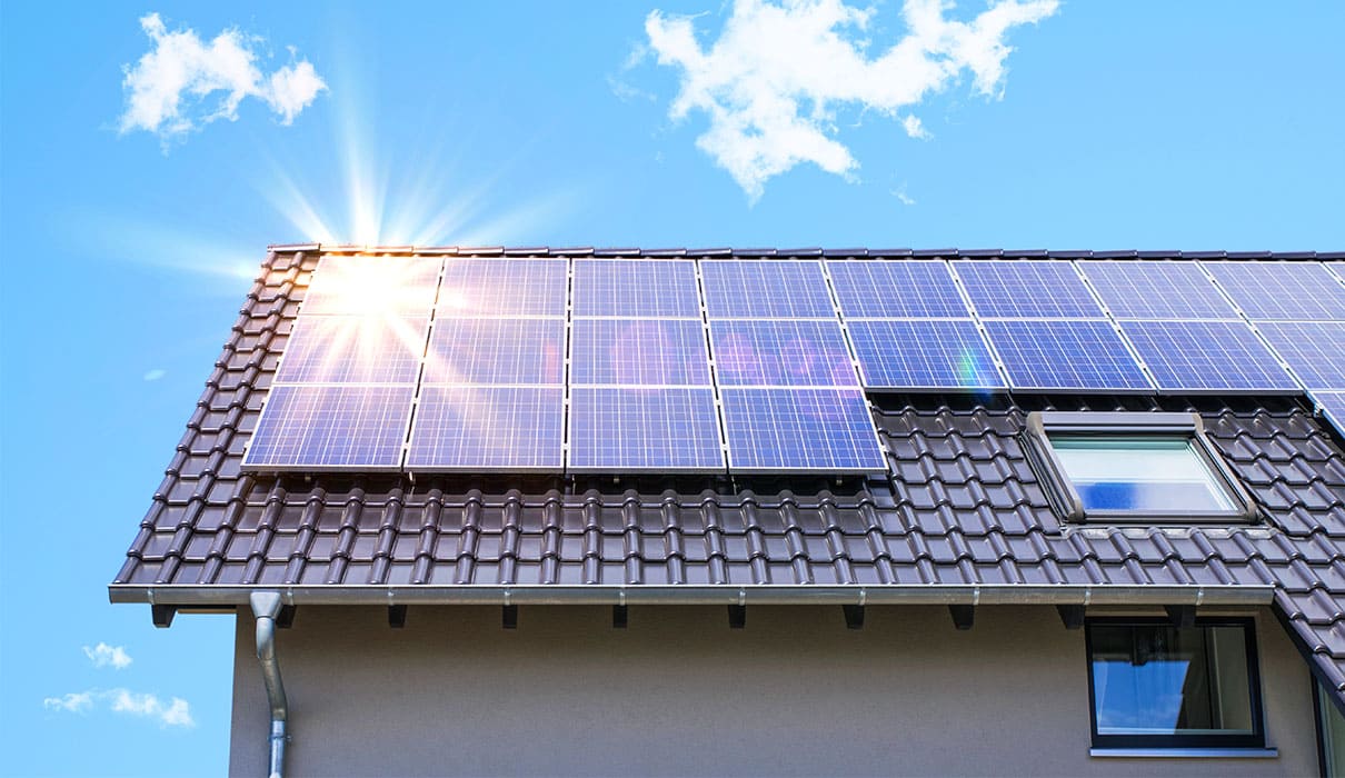 屋根に搭載する太陽光 (ソーラーパネル) 発電システム